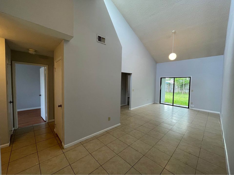 2 Beds 1.5 Baths - Townhouse