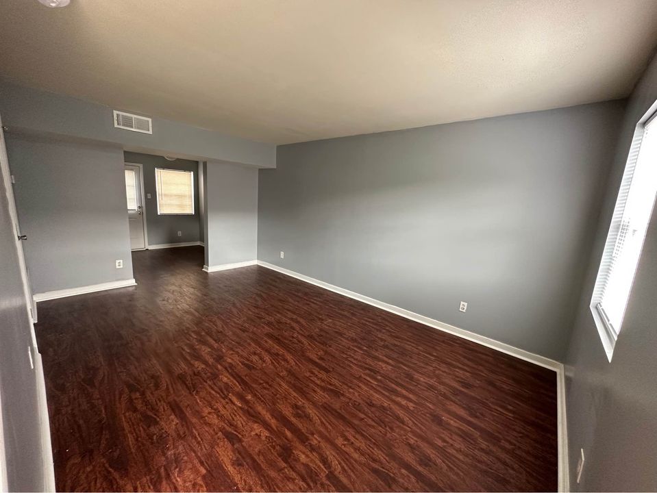 2 Beds 1 Bath - Townhouse photo'