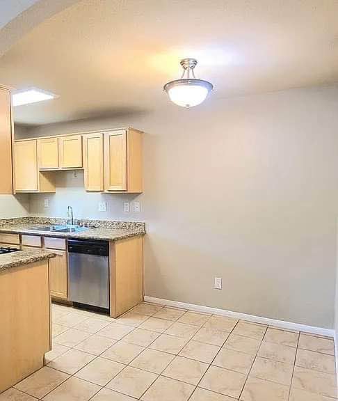 2 Beds 1 Bath - Townhouse photo'