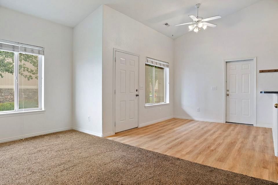 2 Beds 1 Bath Townhouse photo'