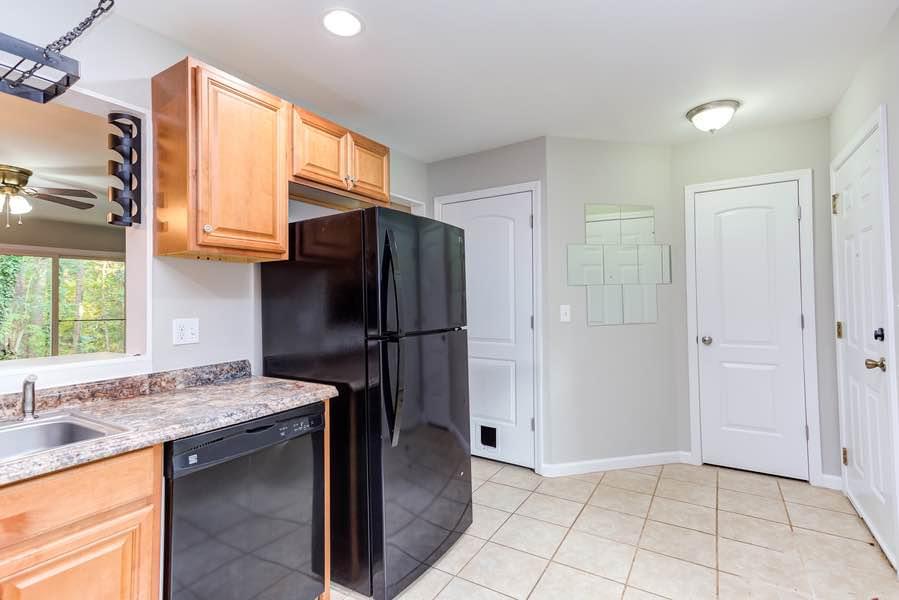 3 Bed 2.5 Bath End Unit Townhome For Rent photo'