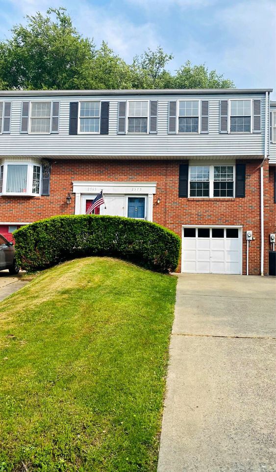 3 Beds 1.5 Baths - Townhouse