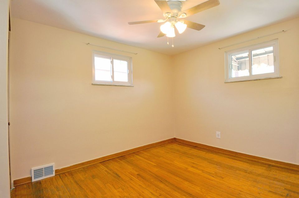 3 Beds 1 Bath Townhouse photo'