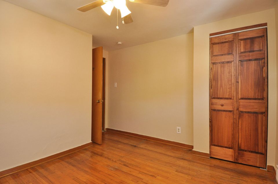 3 Beds 1 Bath Townhouse photo'