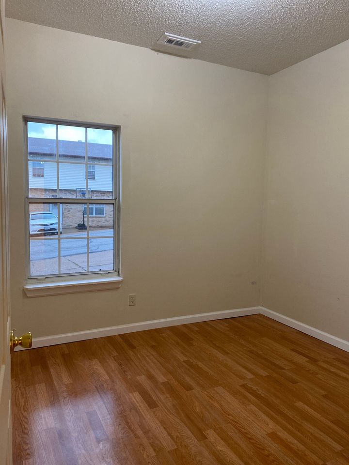 3 Beds 1 Bath Townhouse photo'