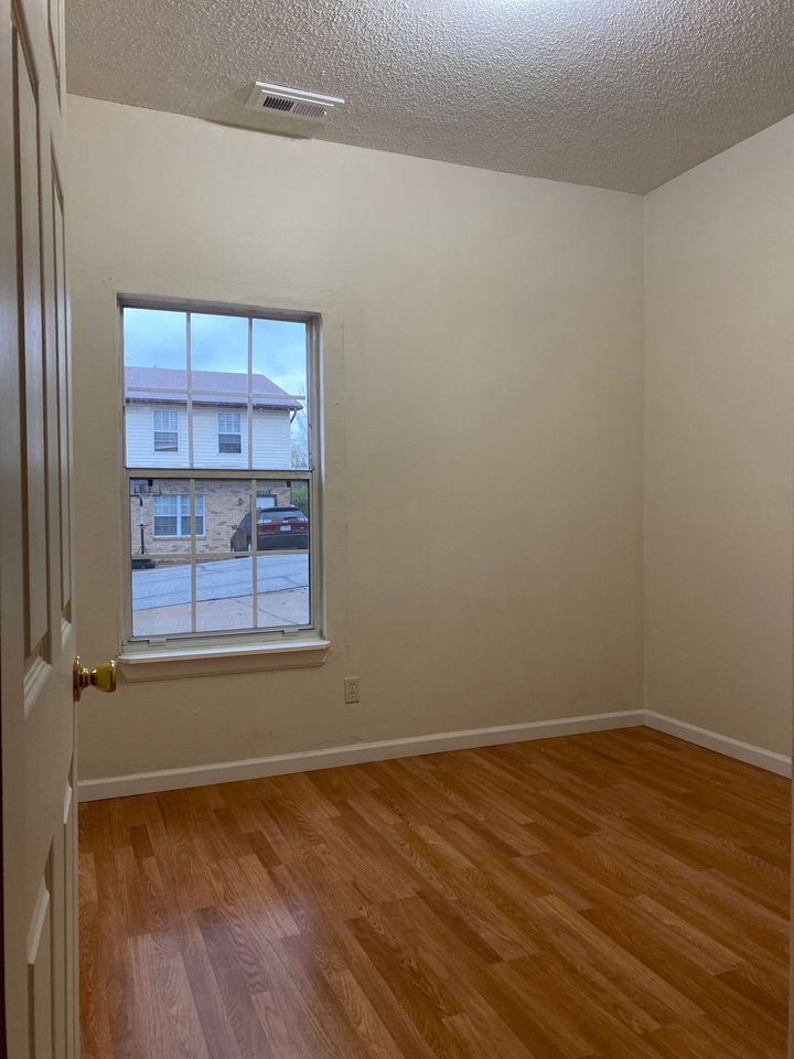 3 Beds 1 Bath Townhouse photo'