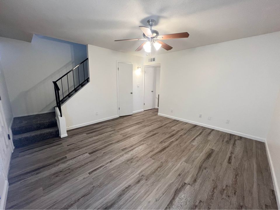 2 Beds 1.5 Baths - Townhouse