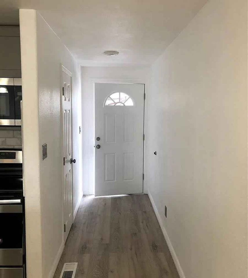 2 Beds 1 Bath - Townhouse photo'