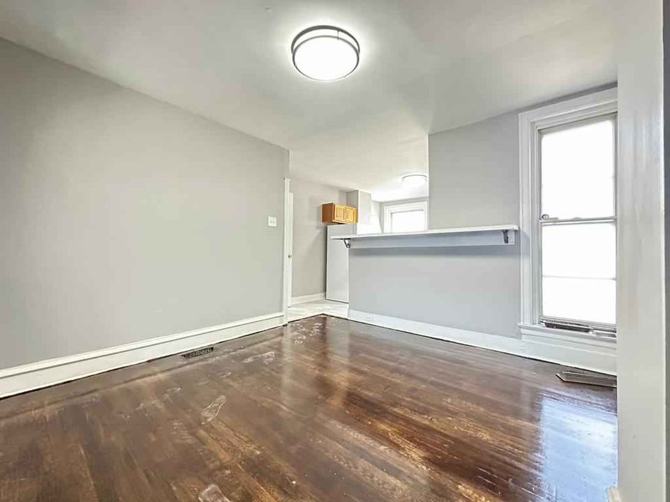 3 Beds 1 Bath - Townhouse photo'