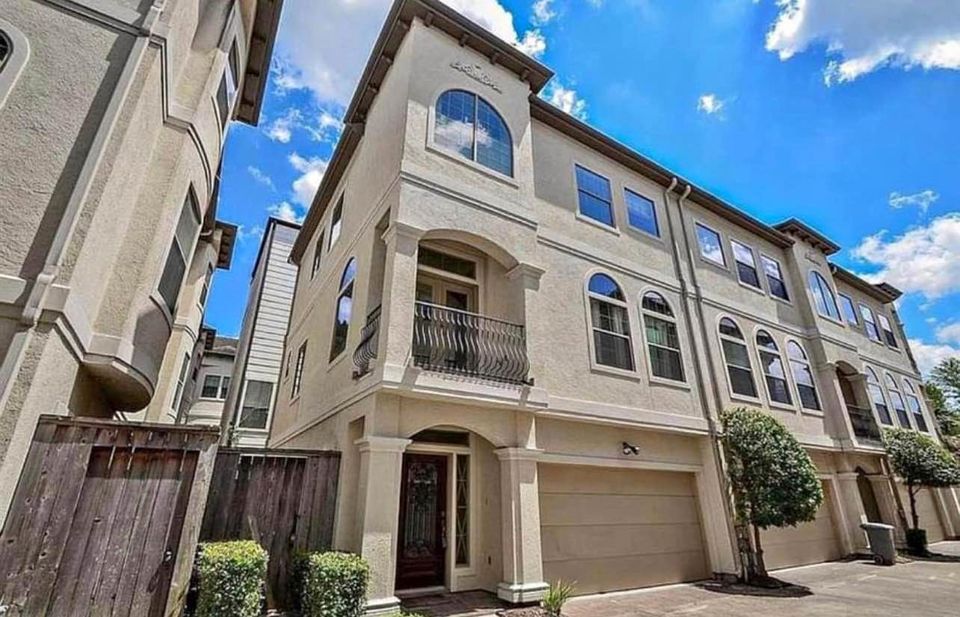 3 Beds 3.5 Baths - Townhouse