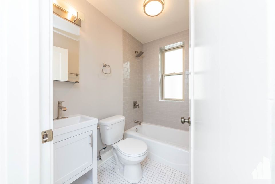 Beautiful Lincoln Park Studio w/ In Unit Laundry, Central Air & Pet Friendly! photo'