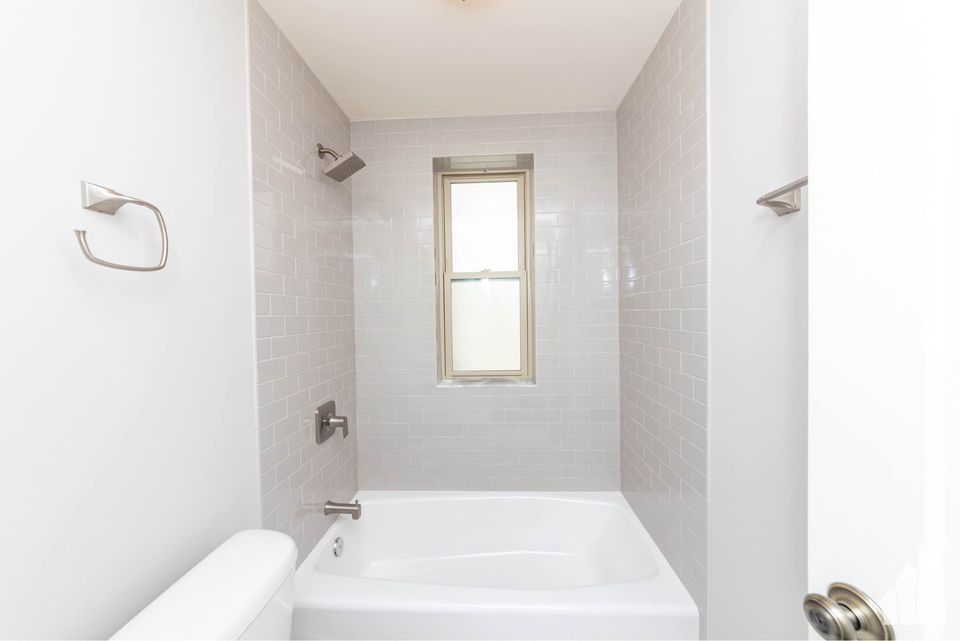 Beautiful Lincoln Park Studio w/ In Unit Laundry, Central Air & Pet Friendly! photo'