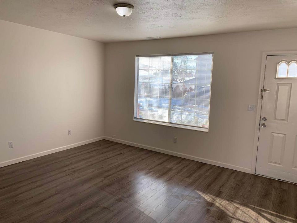 2 Beds 1 Bath - Townhouse photo'