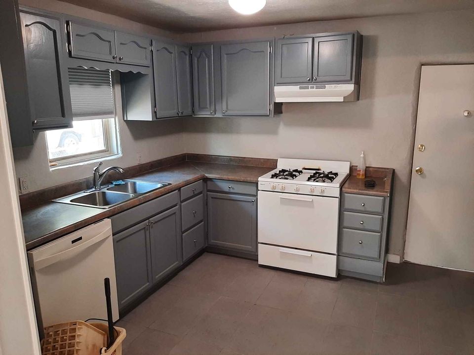 3 Beds 1 Bath - House photo'