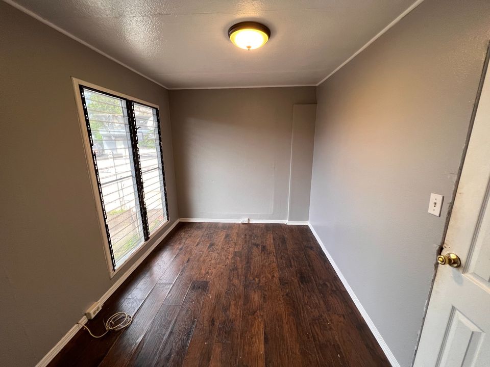 3 Beds 1 Bath Townhouse photo'