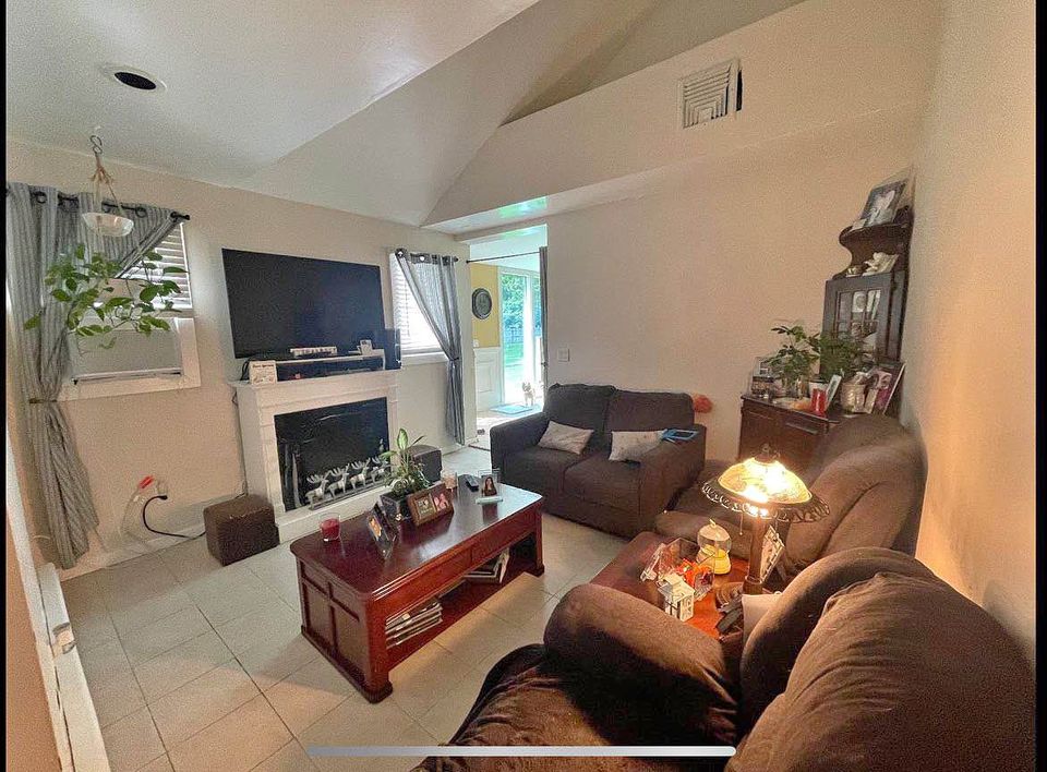 2 Beds 1 Bath - Townhouse photo'