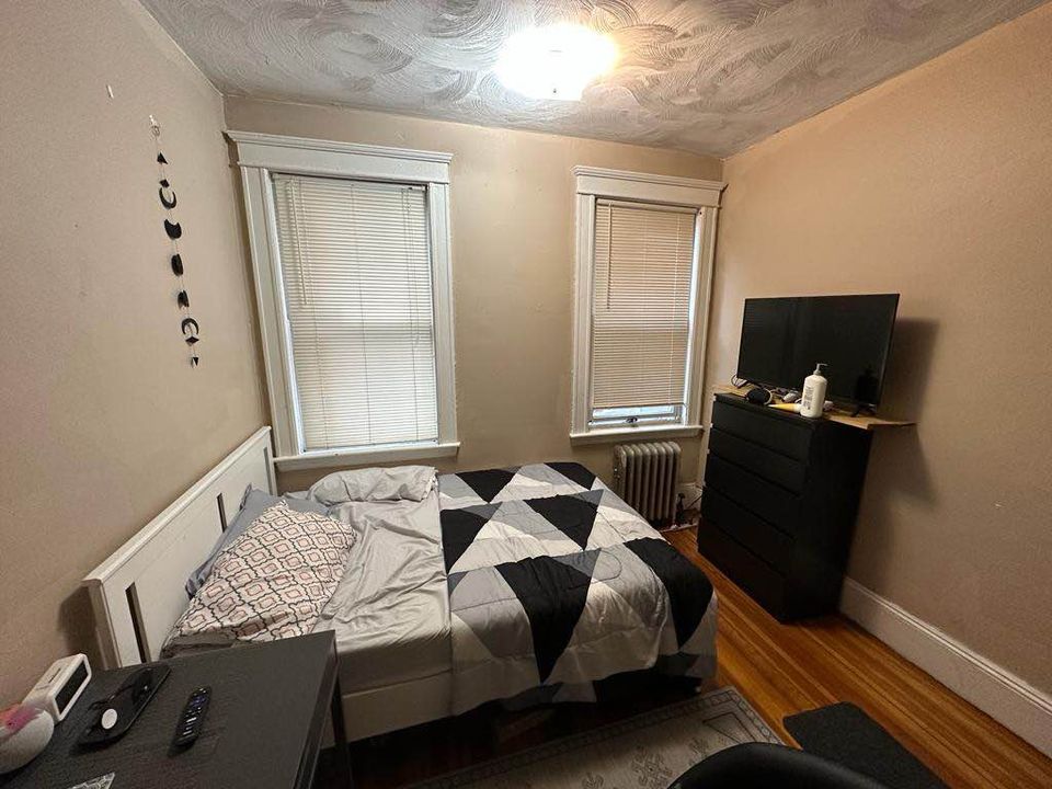 3 Beds 1 Bath - Apartment - 6