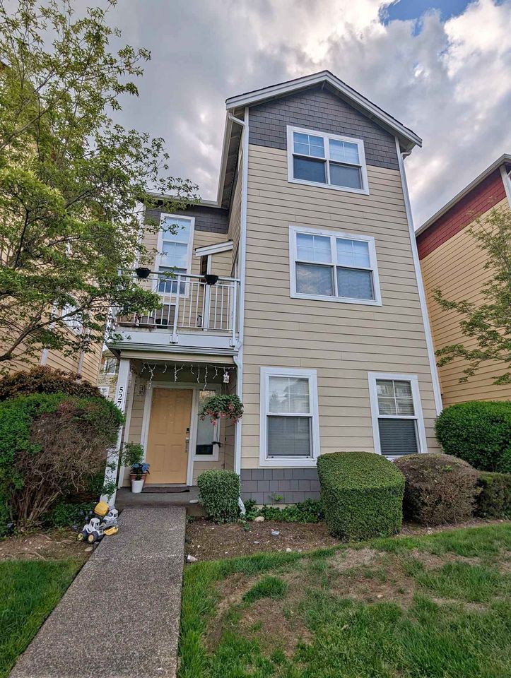 3 Beds 2.5 Baths - Townhouse